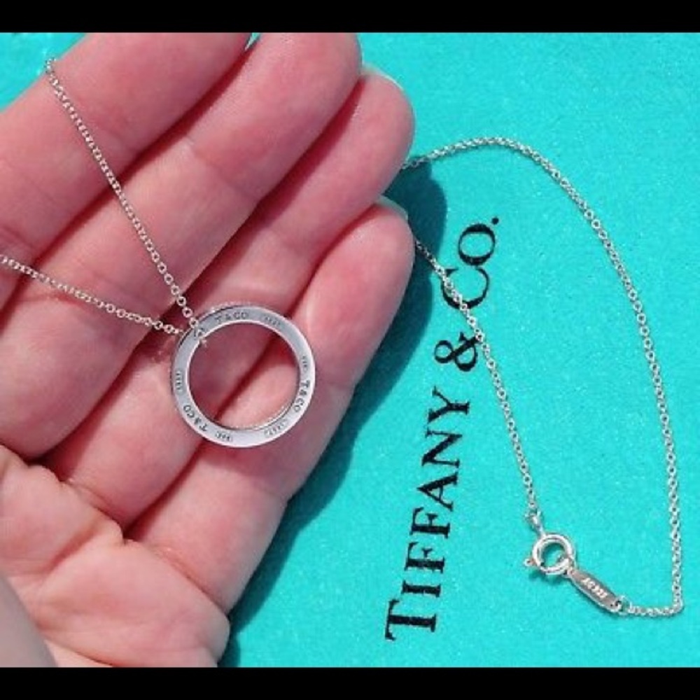 Tiffany & Co round pendant necklace! Beautiful!